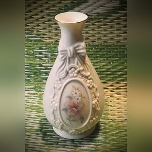 Vintage-Royal Heritage Collection-porcelain Cameo Ribbon Vase